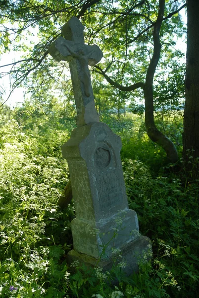 Een Stenen Kruis Tussen Velden Bossen Een Zonnige Dag Bieszczady — Stockfoto