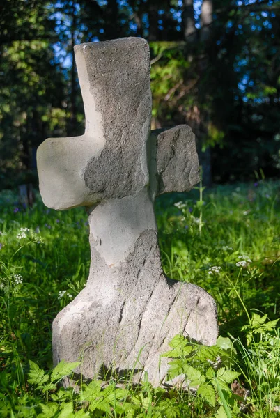 Steinkreuz Zwischen Feldern Und Wäldern Einem Sonnigen Tag Bieszczady Gebirge — Stockfoto