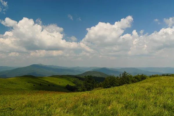 晴れた夏の日に青い空に対して緑の山の丘 Bieszczady山 ポーランド — ストック写真