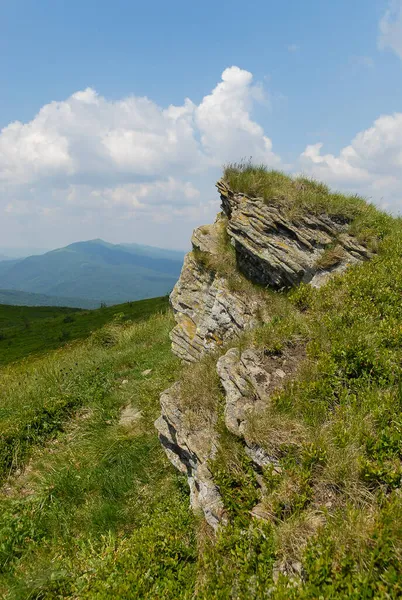 Dağlardaki kayalar güneşli bir yaz gününde, Bieszczady Dağları, Polonya