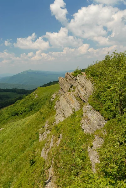 Dağlardaki kayalar güneşli bir yaz gününde, Bieszczady Dağları, Polonya