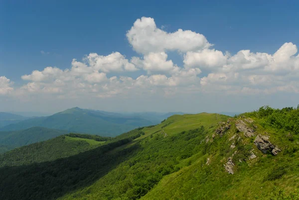 Güneşli bir yaz gününde, yeşil dağ tepeleri mavi gökyüzüne karşı Bieszczady Dağları, Polonya