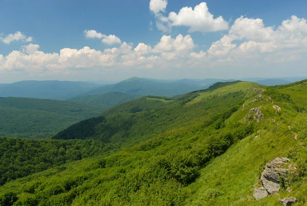 Güneşli bir yaz gününde, yeşil dağ tepeleri mavi gökyüzüne karşı Bieszczady Dağları, Polonya