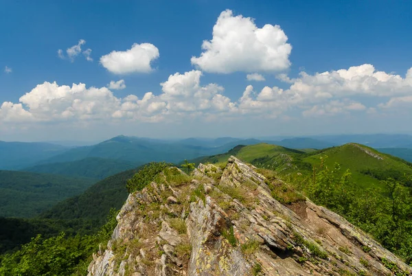 Dağlardaki kayalar güneşli bir yaz gününde, Bieszczady Dağları, Polonya