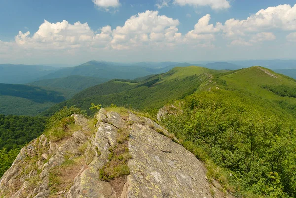 Dağlardaki kayalar güneşli bir yaz gününde, Bieszczady Dağları, Polonya