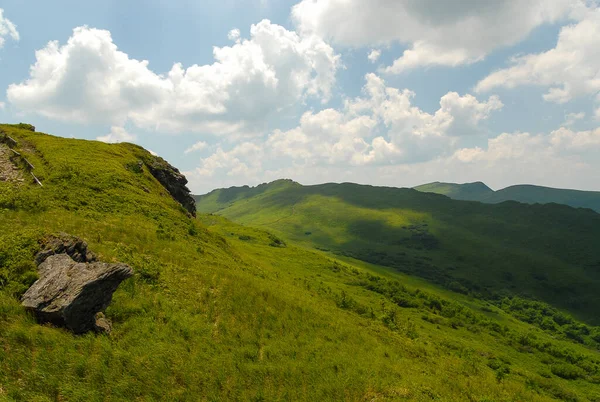 Groene Berg Heuvels Tegen Een Blauwe Lucht Een Zonnige Zomerdag — Stockfoto