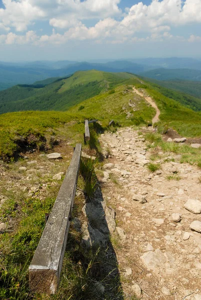 Sıcak bir yaz gününde yeşil tepelerin arasında dağ yolu, Bieszczady Dağları, Polonya