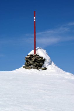 Kış manzaralı dağlarda tahta tabela, Beskids, Polonya