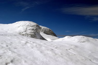 Güneşli bir kış gününde dağ zirvesi, Beskids, Polonya
