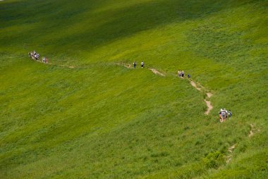 Dağ yolunda turistler, Bieszczady Dağları, Polonya