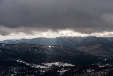 Dağlarda karla kaplı bir orman bulutlu bir günde, Bieszczady Dağları, Polonya