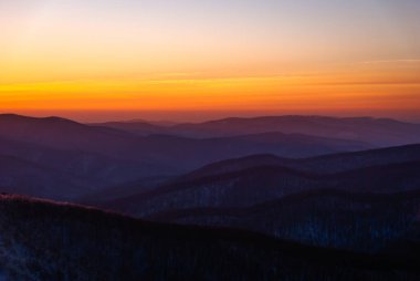 Bir kış günü batan güneşin zirveleri, Bieszczady Dağları, Polonya
