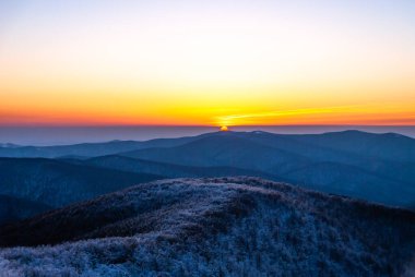 Bir kış günü batan güneşin zirveleri, Bieszczady Dağları, Polonya