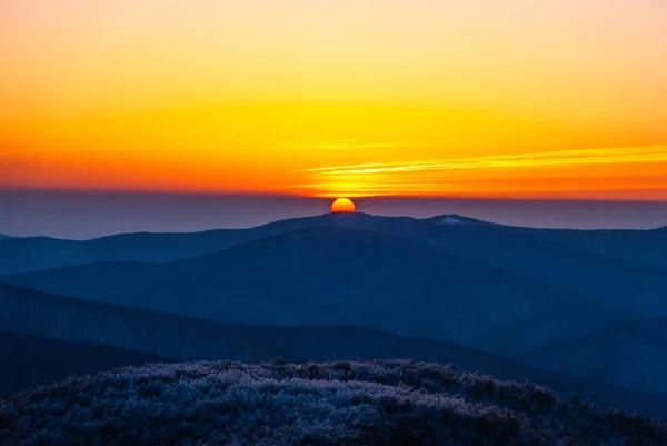 Bir kış günü batan güneşin zirveleri, Bieszczady Dağları, Polonya
