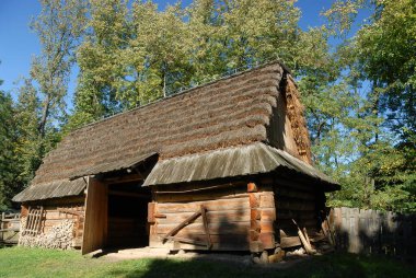 Lublin, Polonya - 30 Eylül 2012: Güneşli bir sonbahar gününde ahşap sazlı ahır