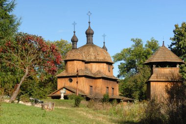 Lublin, Polonya - 30 Eylül 2012: Güneşli bir günde mavi gökyüzünün arka planında ahşap bir ortodoks kilisesi
