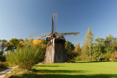 Lublin, Polonya - 30 Eylül 2012: Güneşli bir sonbahar gününde tarlalar arasında ahşap yel değirmeni