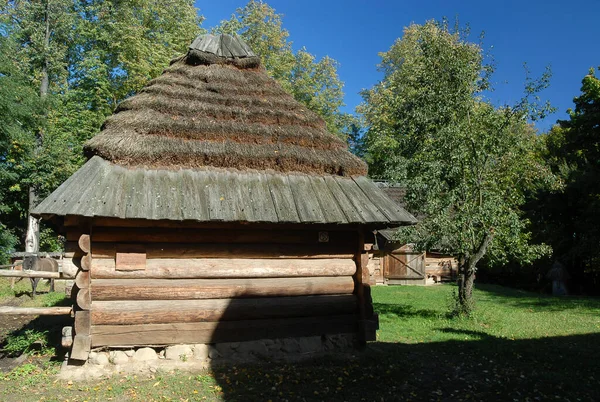 Lublin Pologne Septembre 2012 Grange Chaume Bois Par Une Journée — Photo