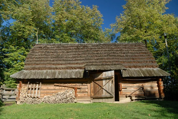 Lublin, Polonya - 30 Eylül 2012: Güneşli bir sonbahar gününde ahşap sazlı ahır