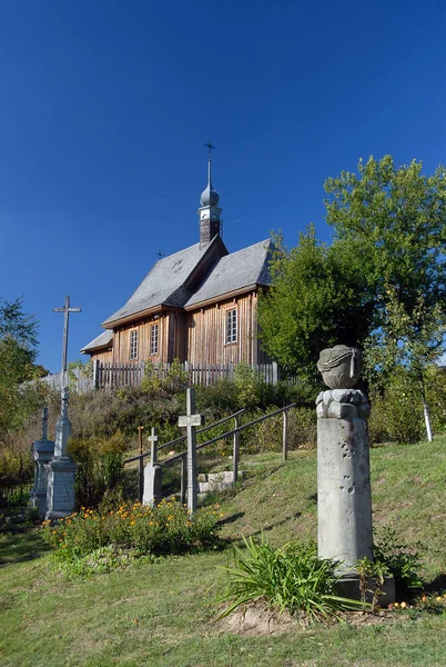 波兰卢布林 2012年9月30日 阳光普照的山丘上的木制教堂 — 图库照片