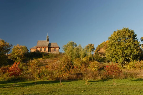 ポーランド リュブリン2012年9月30日晴れた日に丘の上の木造教会 — ストック写真