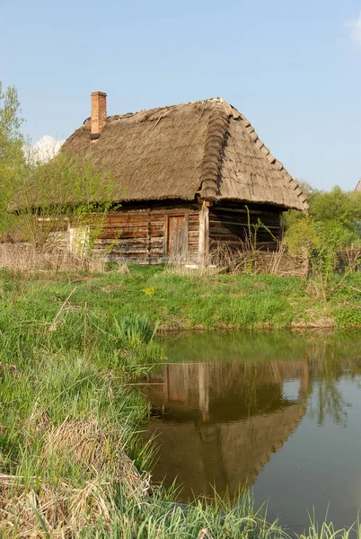 Lublin Poland September 2012 Wooden Thatched House Shore Pond Autumn — Stock Photo, Image
