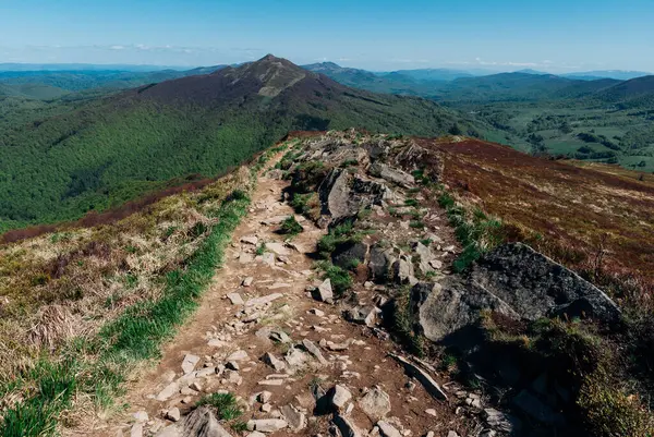 Bahar başlarında dağ zirveleri, Bieszczady Dağları, Polonya