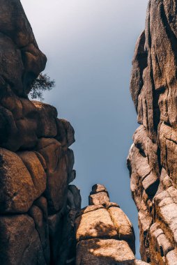 Güneşli bir kış gününde, Polonya 'nın dev dağlarında kaya ve kaya kümeleri