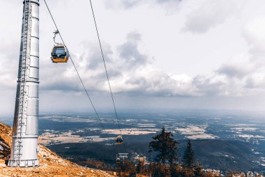 Güneşli bir günde dağlarda teleferik kaldırışı, Jizera Dağları, Polonya