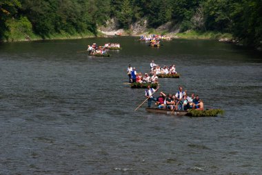 Pieniny, Polonya - 15 Temmuz 2021: Güneşli bir günde geleneksel nehir raftingi