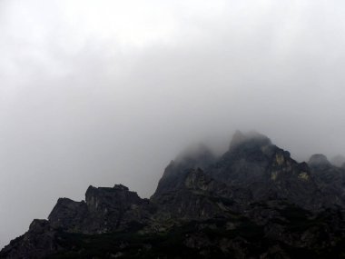 Kara dağ manzarası bulutlu bir günde, Tatra Dağları, Polonya
