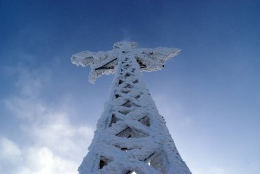 Dağın tepesinde haç olan kış manzarası, Giewont, Tatra Dağları, Polonya