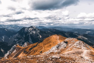 Bulutlu bir günde Rocky Dağı manzarası, Tatra Dağları, Polonya