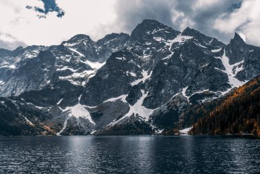 Bulutlu bir günde Rocky Dağı manzarası, Morskie Oko, Tatra Dağları, Polonya