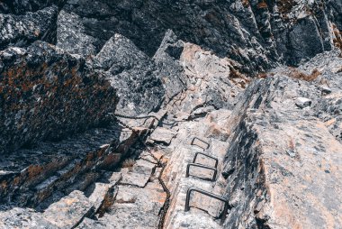 Kayaların arasındaki dağ yolu, Tatra Dağları, Polonya