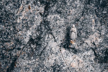 Polonya 'daki Tatra Dağları' ndaki bir dağın tepesindeki bir kilisede.