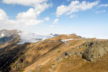 Bir bahar günü, Tatra Dağları, Polonya 'da, bulutlarla kaplı dağ zirveleri.