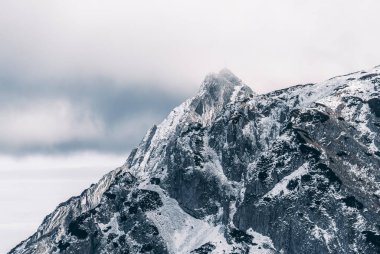 Güneşli bir günde karla kaplı dağ zirvesi, Giewont, Tatra Dağları, Polonya