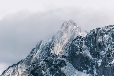 Güneşli bir günde karla kaplı dağ zirvesi, Giewont, Tatra Dağları, Polonya