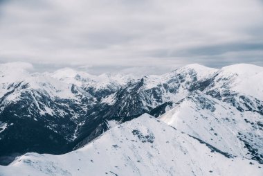 Güneşli bir günde, Polonya 'nın Tatra Dağları' nda, kış manzarasında dağ zirveleri