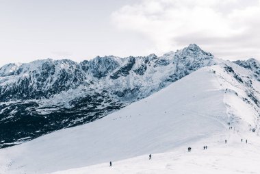 Güneşli bir günde, Polonya 'nın Tatra Dağları' nda, kış manzarasında dağ zirveleri