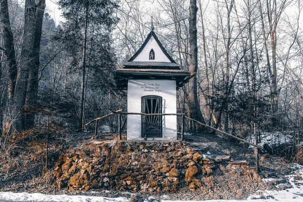 Capelă Din Cărămidă Albă Pădure Fundal Pieniny Polonia — Fotografie, imagine de stoc