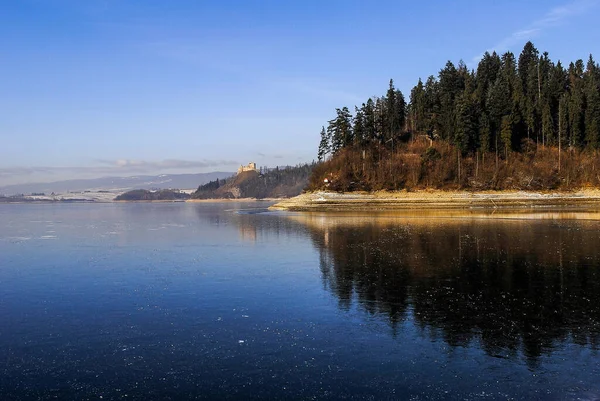Hrad Vyvýšené Poloze Břehu Jezera Slunečného Zimního Dne Czorsztyn Pieniny — Stock fotografie