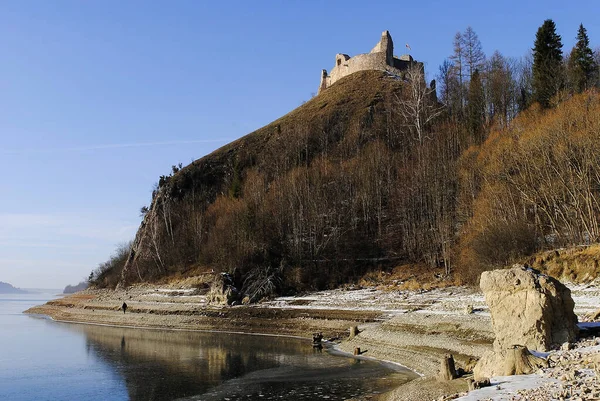 Güneşli bir kış gününde, Czorsztyn, Pieniny, Polonya göl kıyısında yüksek bir konumda.