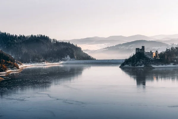 Güneşli bir kış gününde, Niedzica, Pieniny, Polonya göl kıyısında yüksek bir konumda