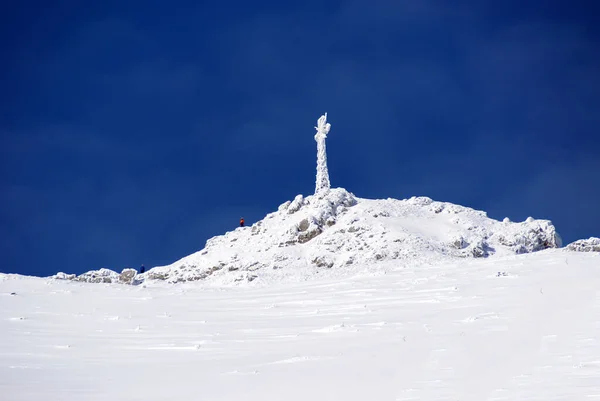 Paisagem Montanha Inverno Com Uma Cruz Topo Montanha Giewont Montanhas — Fotografia de Stock