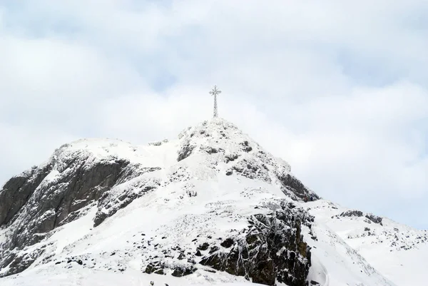 Dağın Tepesinde Haç Olan Kış Manzarası Giewont Tatra Dağları Polonya — Stok fotoğraf
