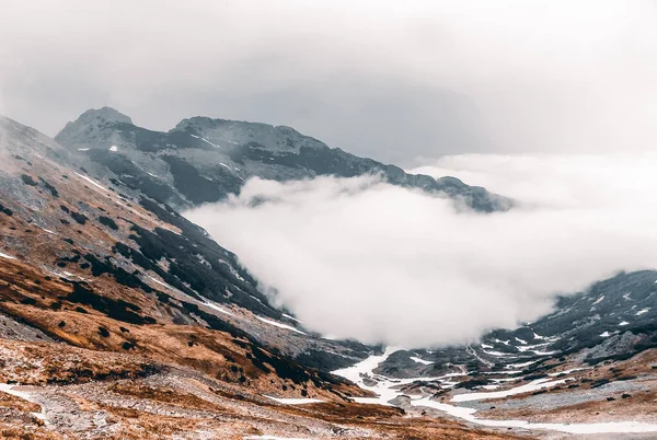 Bir bahar günü, Tatra Dağları, Polonya 'da, bulutlarla kaplı dağ zirveleri.