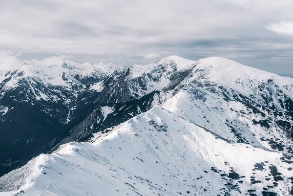 Picos Montanha Cenário Inverno Dia Ensolarado Brilhante Montanhas Tatra Polônia — Fotografia de Stock