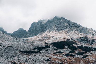 Sonbahar manzaralı Rocky Dağı zirveleri, Tatra Dağları, Polonya